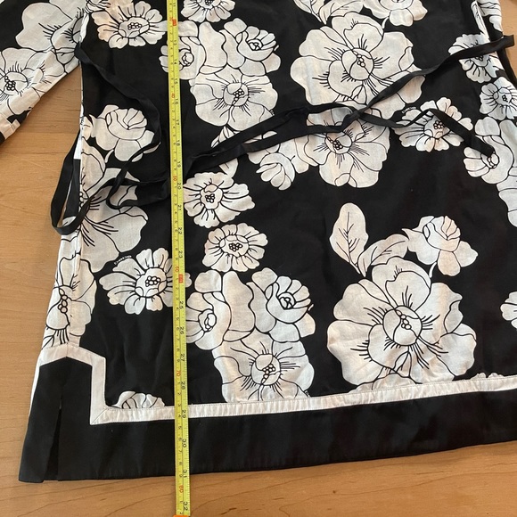 Bebe- Asian style Black and white flower cotton tunic. - Picture 7 of 10